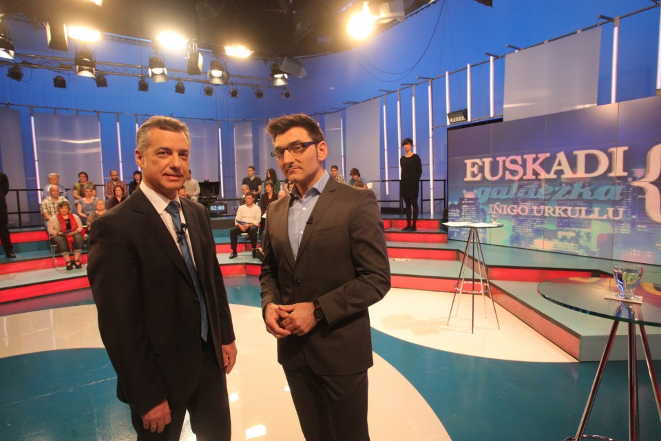 El lehendakari Iñigo Urkullu, junto a Xabier Usabiaga, presentador del programa. (Foto: EiTB)
