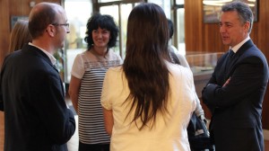 Iñigo Urkullu eta Maite Iturbe, EiTBren zuzendaritza-taldeko zenbait kiderekin. (Argazkia: EiTB)