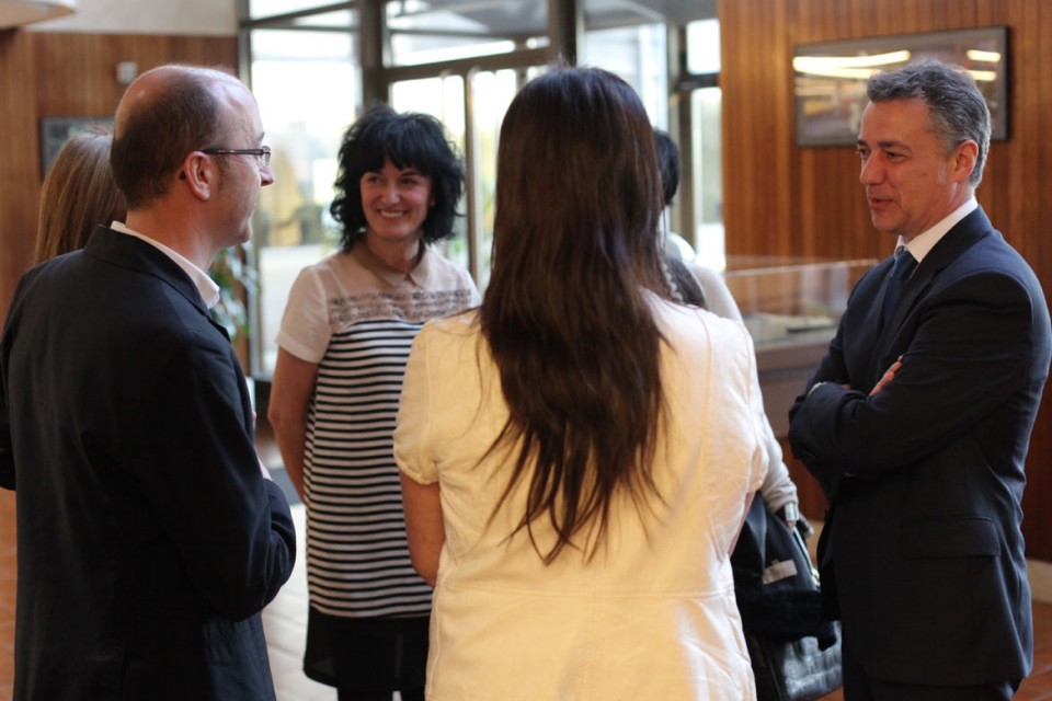 Iñigo Urkullu eta Maite Iturbe, EiTBren zuzendaritza-taldeko zenbait kiderekin. (Argazkia: EiTB)