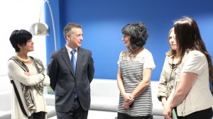 Iñigo Urkullu lehendakaria eta Lucía Arieta-Araunabeña, bere emaztea, Miramongo estudioetan, Maite Iturbe eta bere lan-taldearekin. (Argazkia: EiTB)