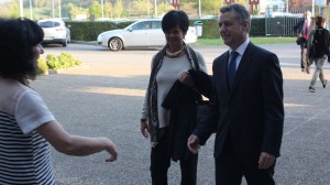 Iñigo Urkullu lehendakaria eta Lucía Arieta-Araunabeña, bere emaztea, Miramongo estudioetara heltzen. Maite Iturbe zuzendari nagusiak eman die ongietorria. (Argazkia: EiTB)