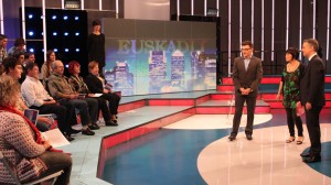 Iñigo Urkullu, Xabier Usabiaga (aurkezlea) eta Maddalen Iriarte (programaren zuzendaria), herritarrekin hizketan. (Argazkia: EiTB)