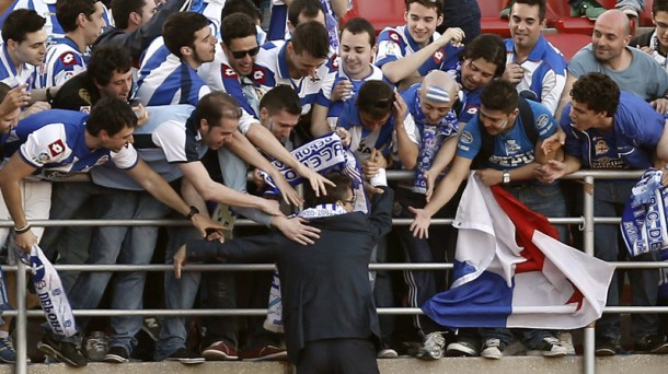 Deportivoko zaleak Fernando Vazquez galiziarren entrenatzailearekin. Argazkia: EFE