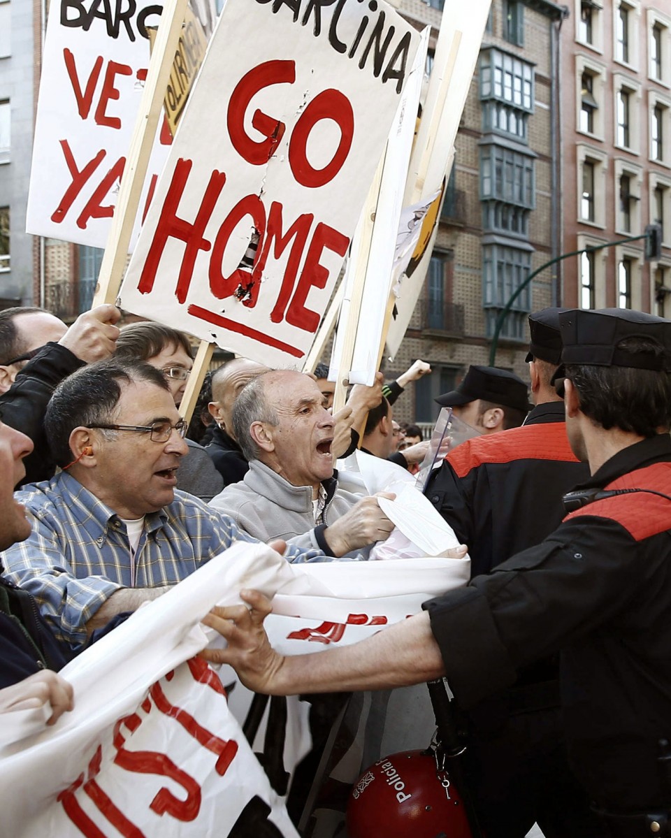 Protesta Nafarroako Parlamentuaren kanpoaldean. EFE