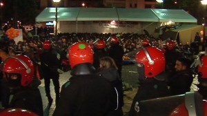 Momento en el que la Ertzaintza irrumpe en el Aske Gunea de Donostia