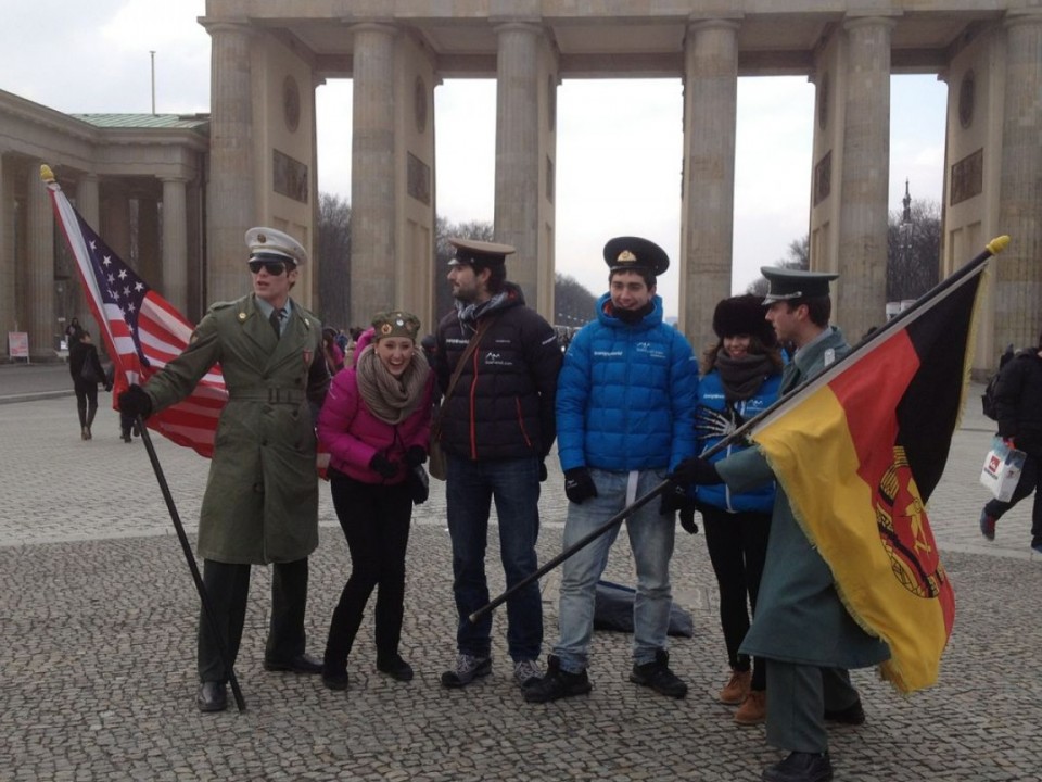 Txapela buruan saioko partaideak Brandenburgoko atean