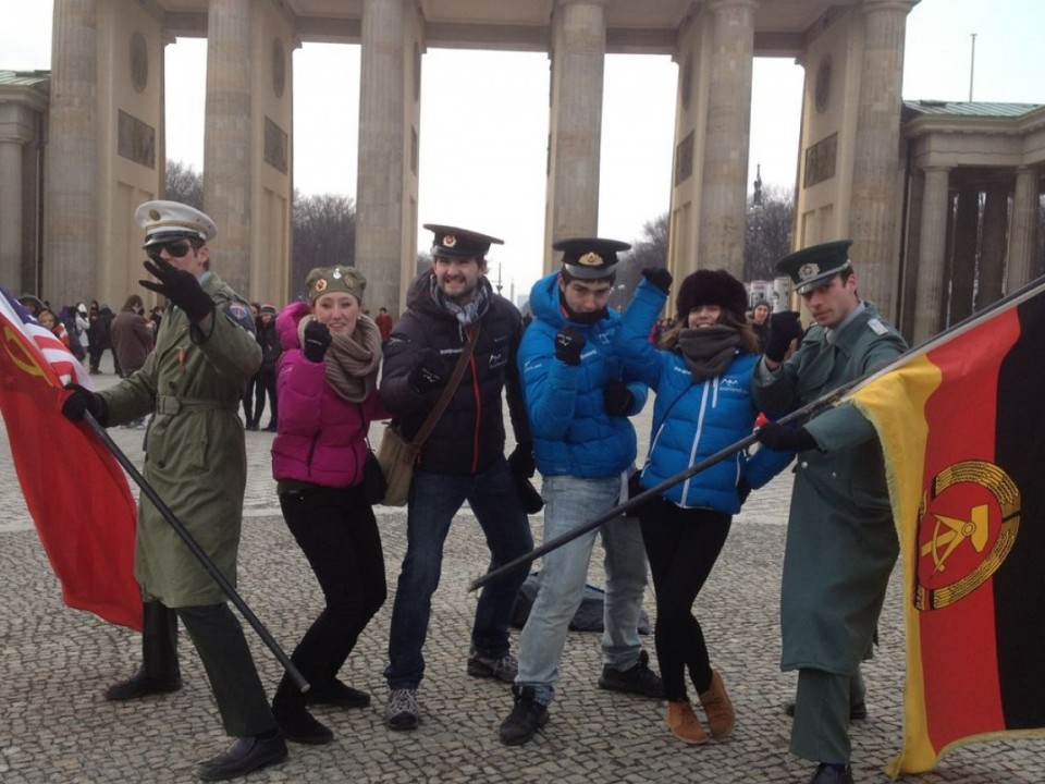 Txapela buruan saioko partaideak Brandenburgoko atean