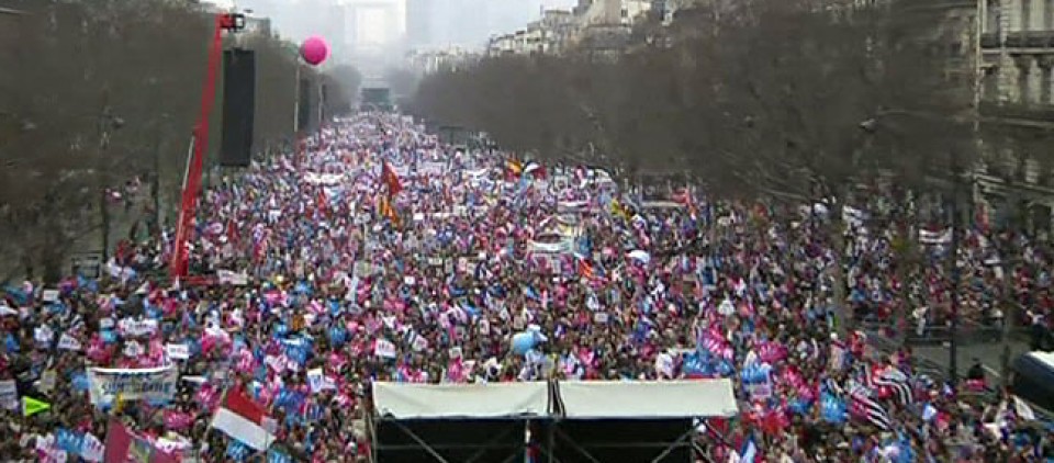 Ezkontza homosexualen kontrako manifestazioa izan da Parisen. Argazkia: EITB