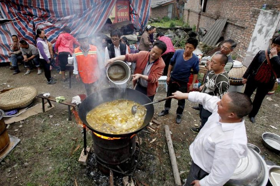 Jendea kalera atera da sukaldatzera. EFE