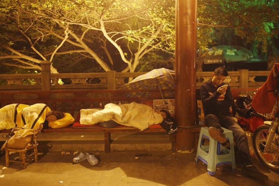 Jendea kalera atera da sukaldatzera. EFE