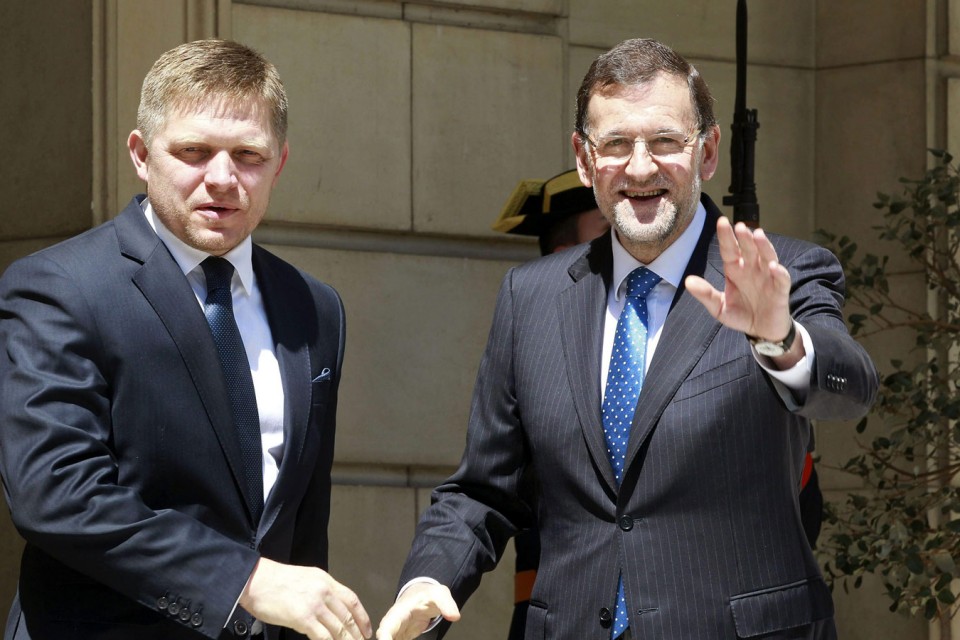 Mariano Rajoy junto al primer ministro de Eslovaquia, Robert Fico. EFE