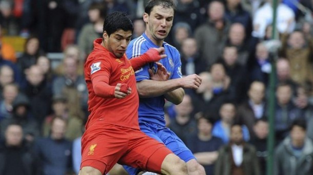 Luis Suárez e Ivanovic. Foto: EFE