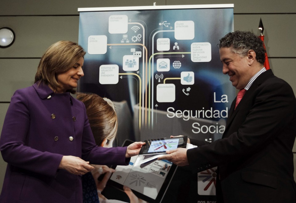 La ministra de Empleo, Fátima Báñez, y el secretario de la Seguridad Social, Tomás Burgos. EFE
