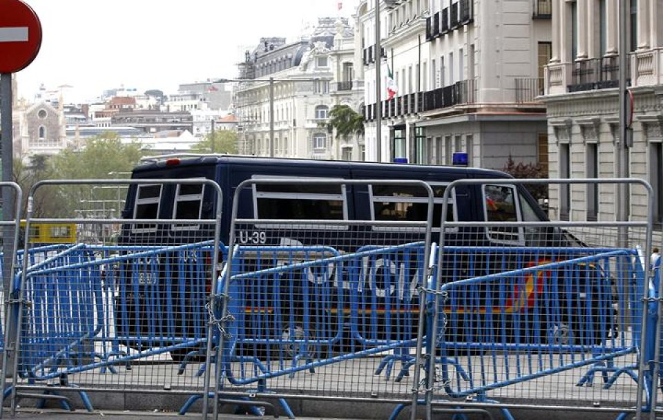 La Policía ha desplegado un amplio dispositivo de seguridad en las inmediaciones del Congreso. (EFE)