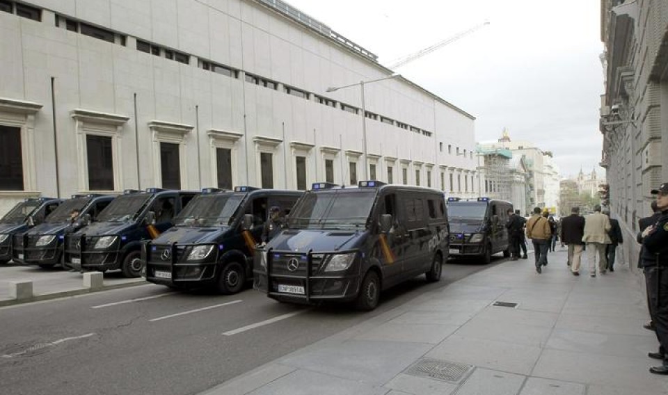 La Policía ha desplegado un amplio dispositivo de seguridad en las inmediaciones del Congreso. (EFE)