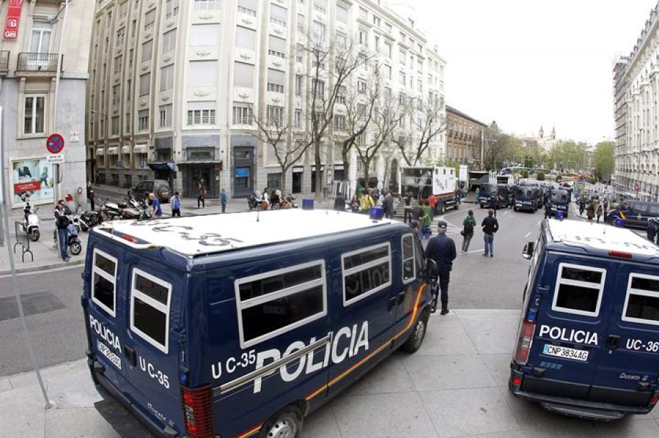 La Policía ha desplegado un amplio dispositivo de seguridad en las inmediaciones del Congreso. (EFE)