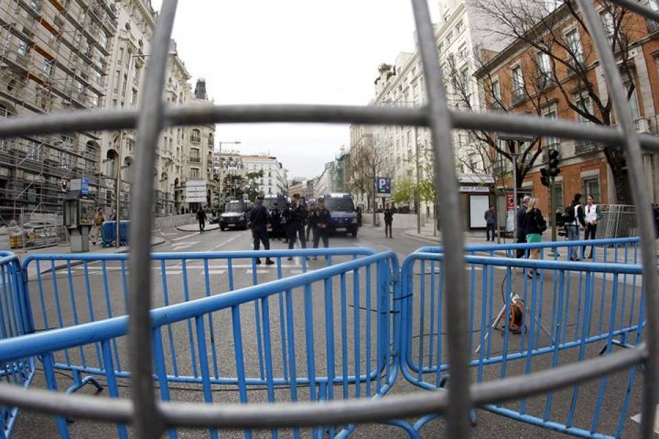 La Policía ha desplegado un amplio dispositivo de seguridad en las inmediaciones del Congreso. (EFE)