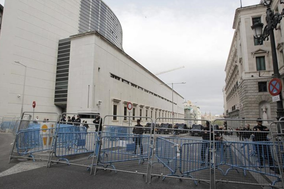 La Policía ha desplegado un amplio dispositivo de seguridad en las inmediaciones del Congreso. (EFE)