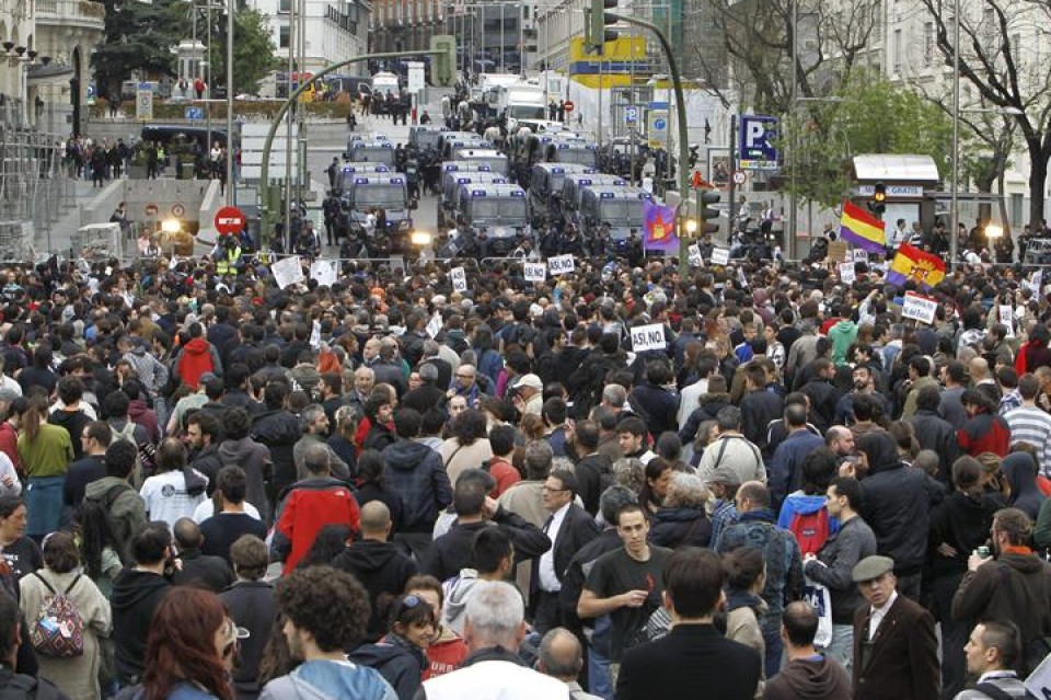 La Policía ha desplegado un amplio dispositivo de seguridad en las inmediaciones del Congreso. (EFE)