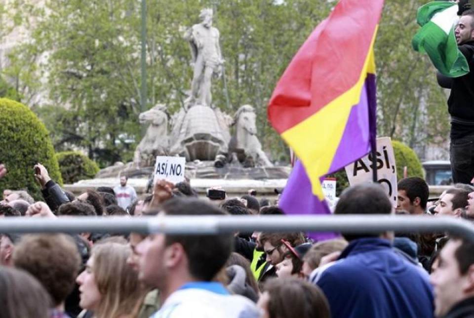 La Policía ha desplegado un amplio dispositivo de seguridad en las inmediaciones del Congreso. (EFE)