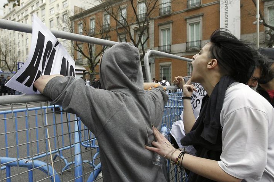 La Policía ha desplegado un amplio dispositivo de seguridad en las inmediaciones del Congreso. (EFE)