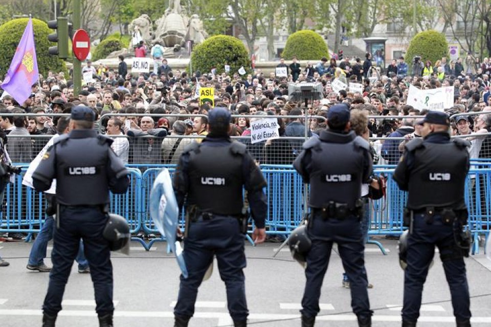 Protestas en el Congreso Elkarretaratzea Kongresuan