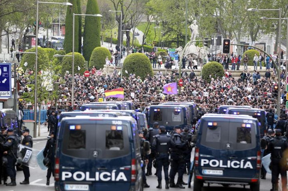 La Policía ha desplegado un amplio dispositivo de seguridad en las inmediaciones del Congreso. (EFE)