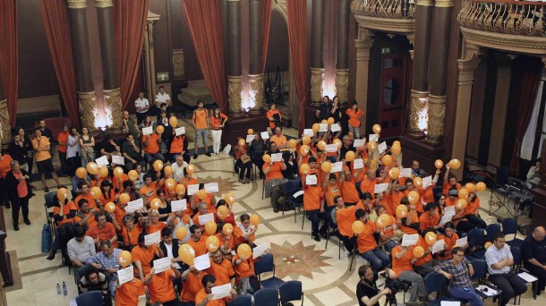 Protesta en el pleno del Ayuntamiento de Donostia. EFE