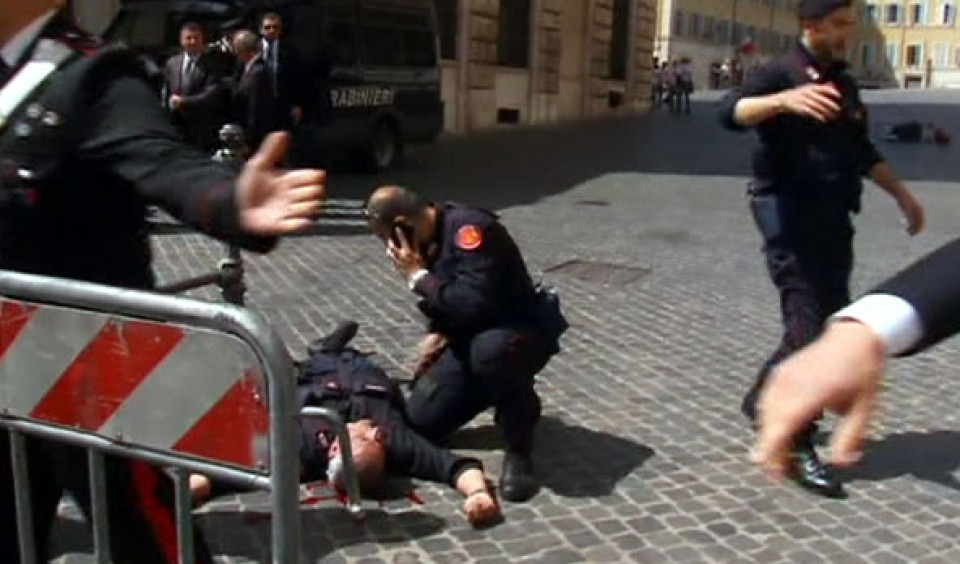 Uno de los policías heridos tendido en el suelo. 