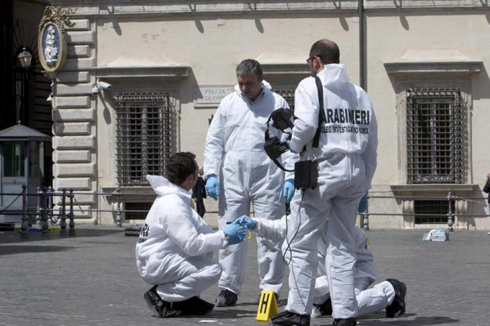 La Policía científica, investigando en el lugar del ataque. Foto: EFE