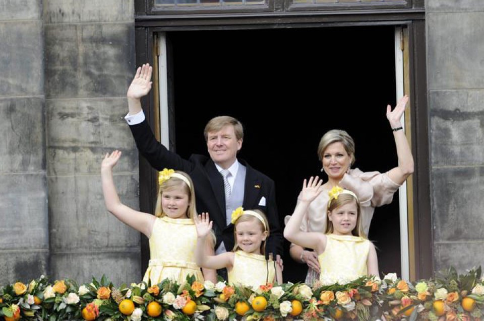 Saludo en el balcón. Foto: EFE