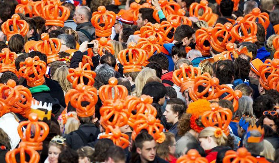 Una multitud con coronas naranjas se reúne en la plaza Dam en Ámsterdam. Foto: EFE