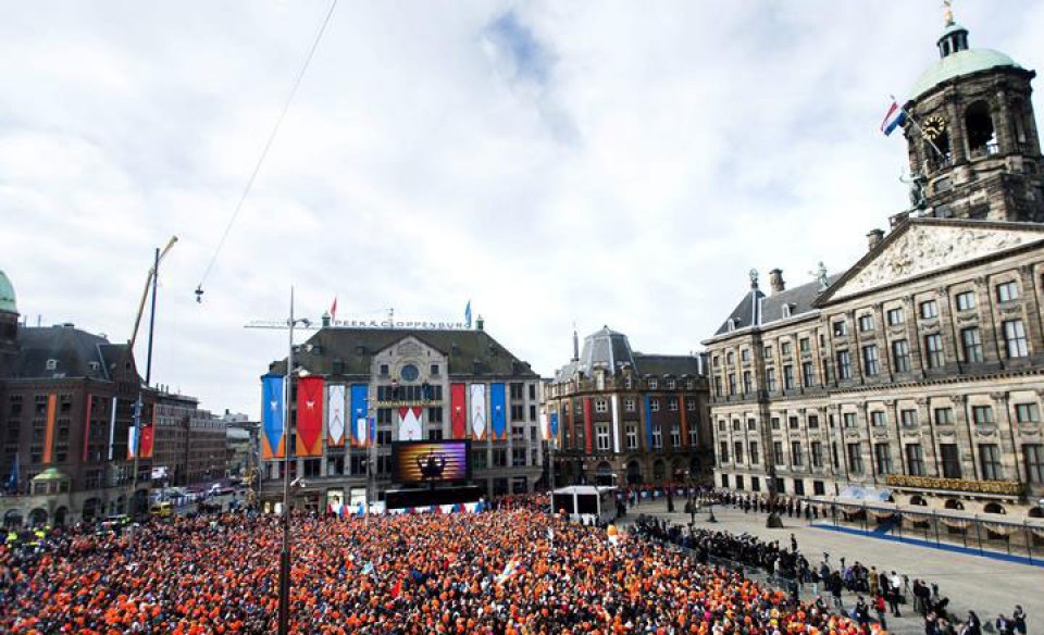 Una multitud con coronas naranjas se reúne en la plaza Dam en Ámsterdam. Foto: EFE
