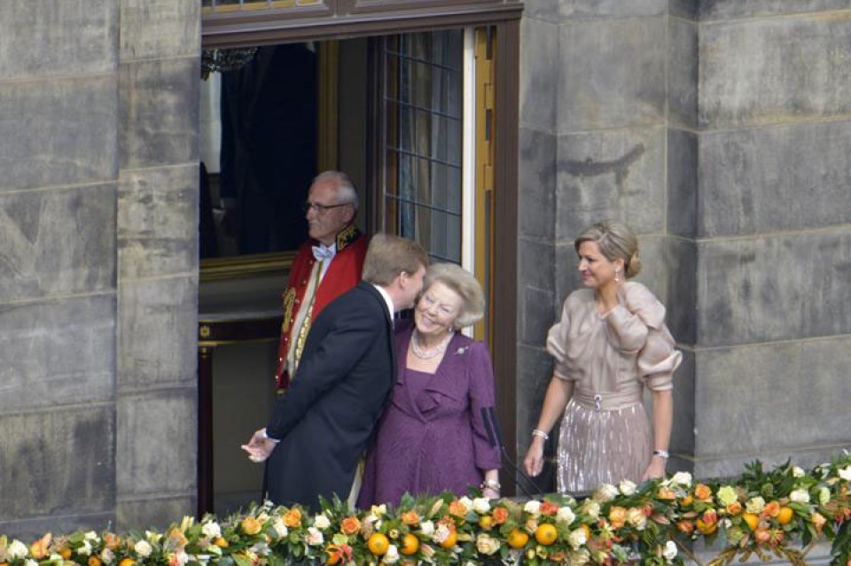 Guillermo-Alejandro besa a su madre. Foto: EFE