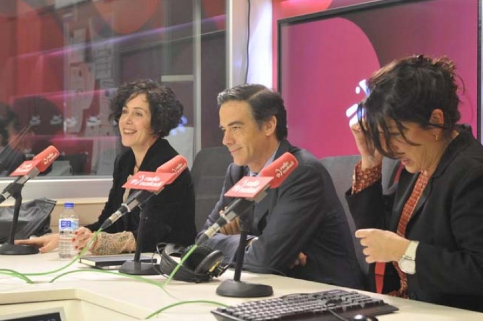 Itziar Laka (catedrática de lingüística de la UPV/EHU), Guillermo Dorronsoro (decano de la Deusto Business School) y Lourdes Fernández (directora de Alhóndiga Bilbao) 