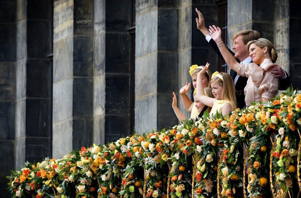 Saludo en el balcón. Foto: EFE