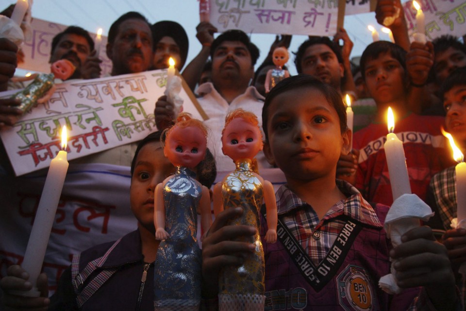 Varias familias participan en una marcha con velas en solidaridad con la niña. EFE