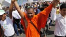 Monje batek manifestaldiekin bat egin du Kanbodian. EFE.  title=