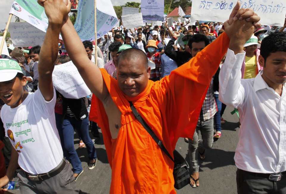 Monje batek manifestaldiekin bat egin du Kanbodian. EFE. 