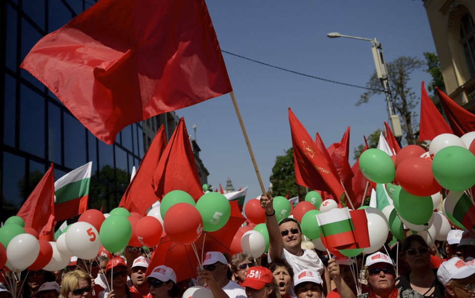 Langileak kalera atera dira Bulgarian. EFE. 