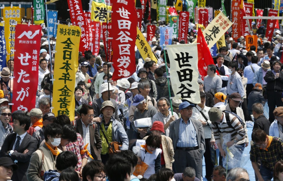Japonian ere kalera atera dira Lanaren Nazioarteko Egunean. EFE. 
