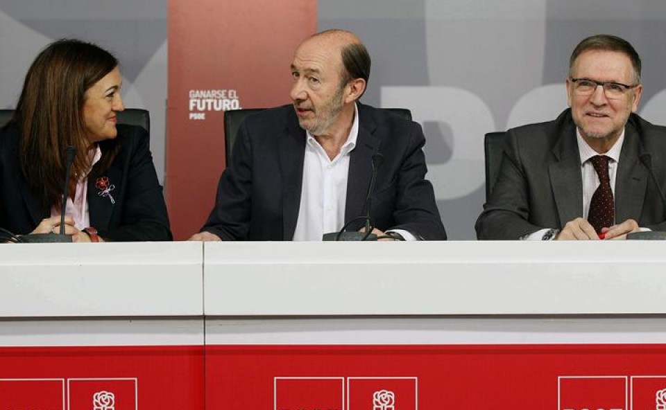 El secretario general del PSOE, Alfredo Pérez Rubalcaba (c). EFE