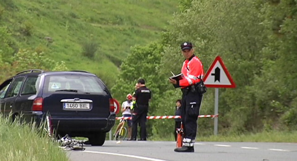 Txirrindulari bat hil da Aramaion, auto batek harrapatuta