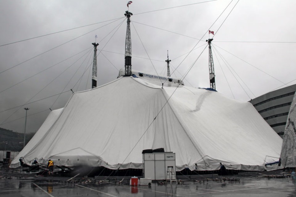 'Cirque du Soleil'-aren karparen altxatzea. EITB.COM.