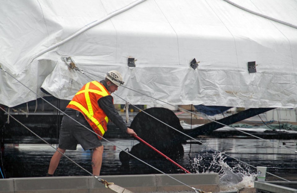 'Cirque du Soleil'-aren karparen altxatzea. EITB.COM