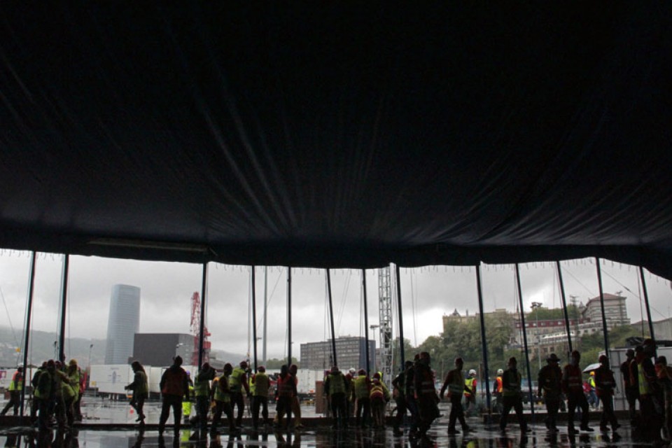 'Cirque du Soleil'-aren karparen altxatzea. EITB.COM