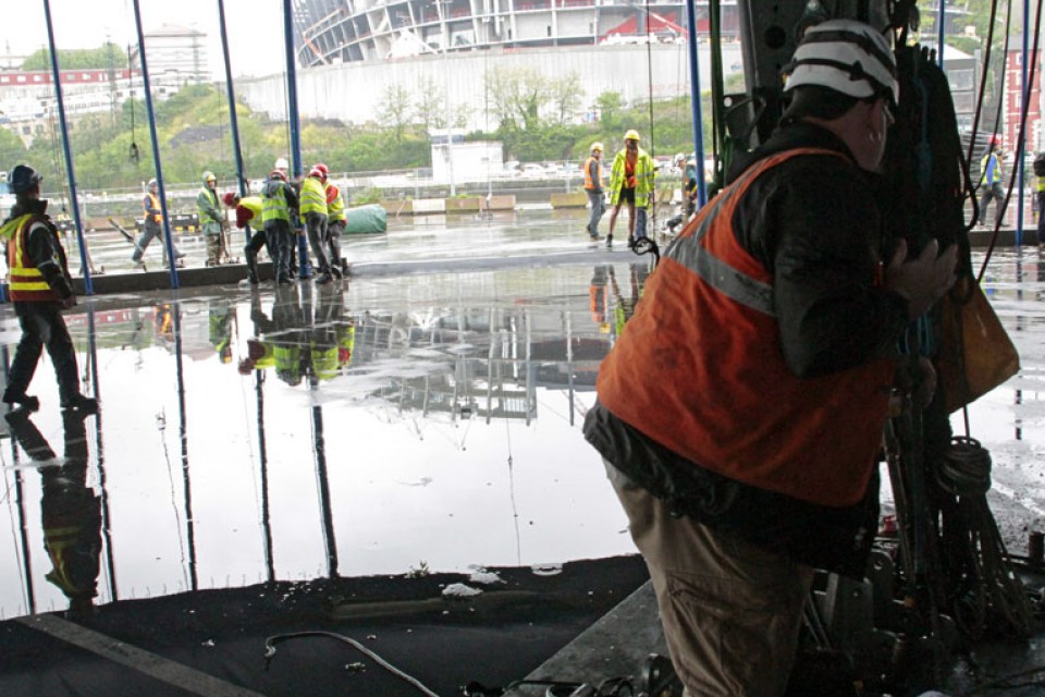 'Cirque du Soleil'-aren karparen altxatzea. EITB.COM