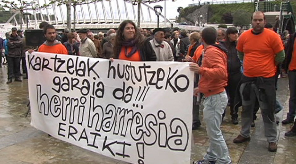 Críticas al PNV en la concentración que trata de retrasar la detención de Urtza Alkorta