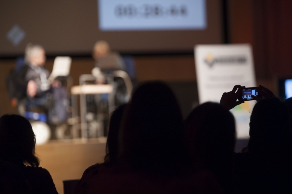 Argazkiak telefonotik igotzen (Argazkia: EiTB