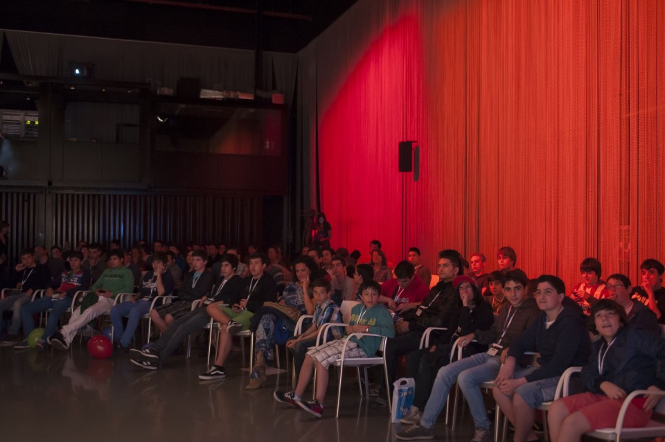 WillyRex agertzearekin batera, gazteak nagusi (Argazkia: EiTB)